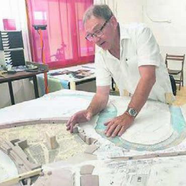 Feierliche Einweihung - Am neuen Stadtmodell hat Heinz Briner jahrelang akribisch gearbeitet. Bild: huy