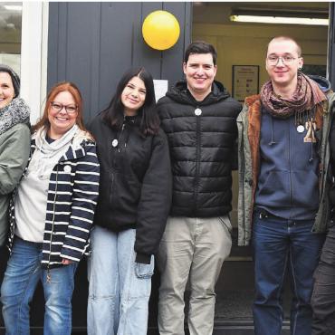 Endlich eigenen Ort erhalten - Machen sich für die Bedürfnisse der Schüler und Jugendlichen stark. Die Mitglieder der Jugendkommission mit Jugendarbeiterin Ariana Perlini, Gemeinderätin Martina Balmer, Lisa Battaglia, Sascha Mordasini, Ian Rosenberg und Emil Hutzler (von links) freuen sich, dass der Treff jetzt offen ist. Bilder: Monica Rast