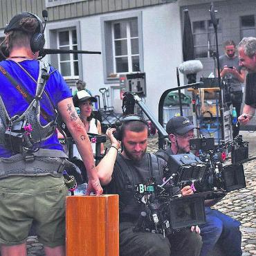 Action trotz Regentropfen - An die vierzig Leute umfasste die Filmcrew, die in Bremgarten vor Ort war. Hinten in der Mitte (mit weissem Baseballcap) Regisseurin Natascha Beller. Bilder: Erika Obrist