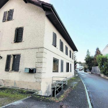 Altes Haus wird zum Politikum - Sollen die Ortsbürger die Liegenschaft im Zentrum des Dorfes kaufen? Oder gehen sie damit ein finanzielles Risiko ein? Die Meinungen sind geteilt. Bild: Chregi Hansen