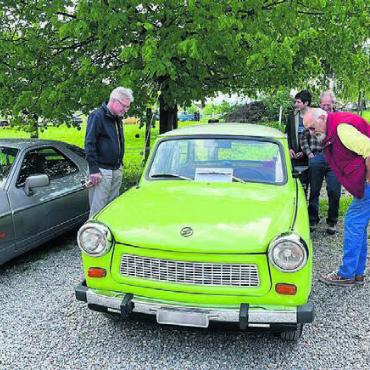 Rückblick auf 90 Jahre Autogeschichte - Selbst der 2-Takter-Plastik-Trabant wurde mit Freude bestaunt. Bilder: mub
