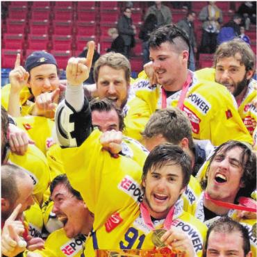 «Nummer 1001 wartet schon» - Der Freiämter (Nummer 91, mit Pokal) wurde mit Davos zwei Mal Meister (hier 2011).