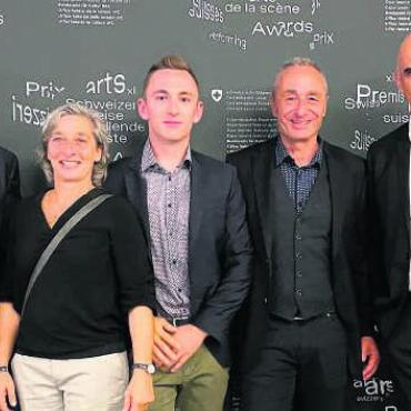 Mehr als bloss zwei Monate - Grosse Ehre: Die Wohler Zirkusfamilie Muntwyler beim Gruppenbild mit Bundespräsident Alain Berset nach der Preisverleihung. Bild: Adrian Moser / BAK