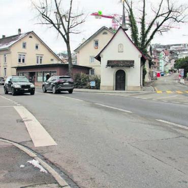 Belastung bleibt konstant - Der Knoten Jurastrasse/Kapellstrasse/Aeschstrasse sollte ebenfalls leistungsfähiger gemacht werden. Hier wird im Verkehrsbericht am ehesten eine Lichtsignalanlage empfohlen.