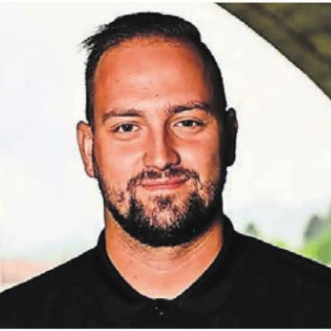 «Habe für Kinder hüten mehr Talent» - Goalietrainier und Familienvater: Yanick Hofer. Bild: Sarah Rölli
