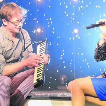 «Hat der Tag nicht 24 Stunden?» - Lukas Stäger, hier 2023 mit Sängerin Ariane Indira, ist zum neunten Mal als musikalischer Leiter, Arrangeur und Komponist für Monti‘s Variété tätig. Bild: Archiv