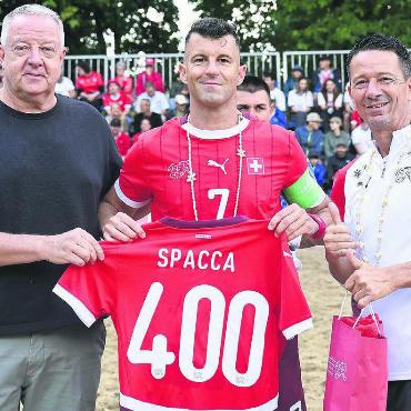 Mehr als nur eine Zahl - Eine gigantische Marke: Der Freiämter Sandro Spaccarotella wird für sein 400. Länderspiel geehrt. Trainer Angelo Schirinzi (rechts) ist voll des Lobes für «Spacca». Links Daniel Schaub, Präsident des Nordwestschweizer Fussballverbandes. 
Bild: Alexander Wagner