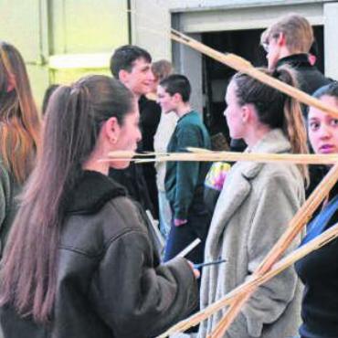 Reise in die spannende Historie - Beste Stimmung an der Vernissage: Die Kanti-Schüler realisierten wahre Kunstwerke. Bild: dm
