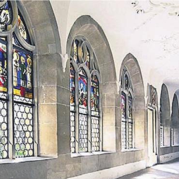 Zugang zu Verborgenem - Ein Highlight: die Fenster des Kreuzgangs. Bild: zg