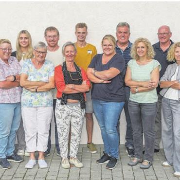 Vom Tagedieb zum Firmeninhaber - Das ganze Ensemble ist bereit für das Stück «Karriere». Bild: zg