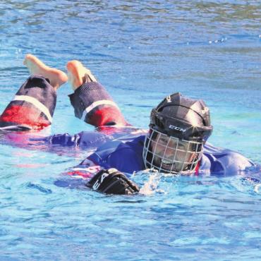 Es geht auch harmonisch - Ein symbolträchtiges Bild: Die Eishockeyaner des HC Wohlen Freaimt haben sich beim sommerlichen Turmspringen auch schon ins Becken gewagt. Ab Ende September ist die Eishalle offen und dann beginnt auch die Saison der Eishockeyaner. Bild: Archiv