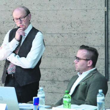 Budget muss überarbeitet werden - Gemeindeammann Hans Peter Flückiger (links) führte souverän und ruhig durch die Gemeindeversammlung − im Wissen, dass er unter «Verschiedenes» seinen Rücktritt auf Ende Jahr bekannt gibt. Bild: Roger Wetli