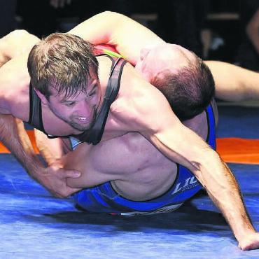 Es fehlt nur wenig - Ein Sieg, der ihn stolz macht: Pascal Strebel besiegt seinen ewigen Rivalen Jonas Bossert. Bilder: Alexander Wagner