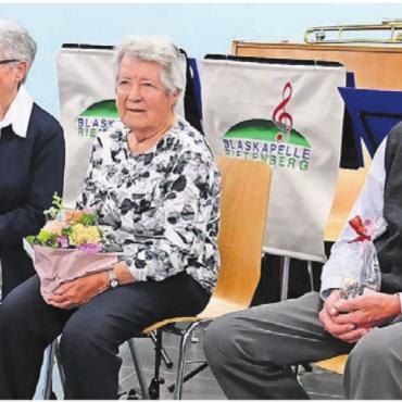 Allen Grund zum Feiern - In diesem Jahr als Tagesälteste geehrt (von links): Irma Stutz (Jahrgang 1935), Rosa Fischer (1935) und Emil Döbeli (1930). Bild: tre