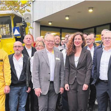 Wie intelligent ist KI? - Die Kadermitarbeiter der Notter-Gruppe und die Referentin, vorderste Reihe (v. l.): Kurt Notter, Sarah Genner und Ralph Notter. Bilder: Walter Minder