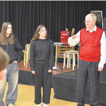 Verschiedene Theater im Theater - Peter Hochuli motiviert die jungen Schauspielerinnen und Schauspieler.