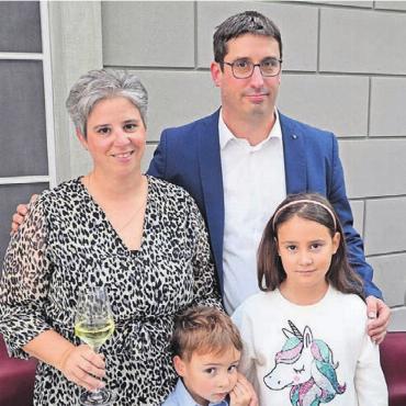 Die zweite Gewinnerin - Unterstützung der Familie: Stefan Huwyler mit Frau Andrea, Sohn Nico und Tochter Mia (Es fehlt die ältere Tochter Alea).