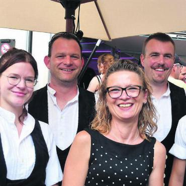 Neues Format feiert vollen Erfolg - Lina Dürrenmatt, vordere Reihe, links, und Jan-Luca Neiger, vorne rechts, werden von Familien und Lehrbetrieb Wyli Holz gefeiert. Bilder: Verena Anna Wigger