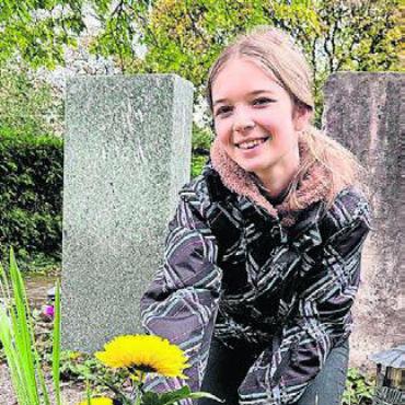 Perle auf dem Friedhof - Jasmin Kottmann ist im 3. Lehrjahr als Floristin.