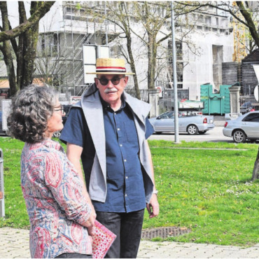 Ein Wohler und das pralle Leben - Auf Spurensuche in der Heimat: Filmemacherin Helena Dali (links) drehte auch in Wohlen diverse Sequenzen. Und Lokalhistoriker Daniel Güntert (mit Strohhut) gab Auskunft.Bilder: pd/dm