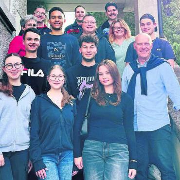 Erst Informationen, dann viel Spass - Der Gemeinderat verbrachte mit den Jungbürgern und Jungbürgerinnen einen informativen und gemütlichen Abend. Bild: gk