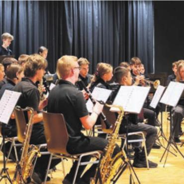 Ein Leben für die Musik - Hansruedi Probst in seinem Element: Hier dirigiert er die Brass Hoppers.