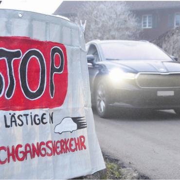 «Wer entlastet uns?» - Mit Plakaten wollen die Anwohner des Weilers Hasli auf ihr Anliegen aufmerksam machen. Bild: Annemarie Keusch