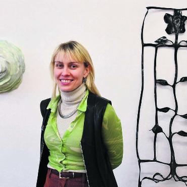 Victoria Holdt zieht es hinaus - Victoria Holdt, hier zwischen zwei ihrer Werke. Sie freut sich darauf, zum ersten Mal in New York auszustellen. Die Passion der Geltwiler Künstlerin ist, mit ihrer Kunst eine andere Atmosphäre in Räume zu bringen.