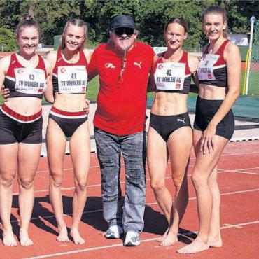 Gold und Bronze geholt - Die Weitsprung-Goldfrauen des TV Wohlen und ihr Trainer. Von links: Patrizia Koch, Dominique Berger, Marcel Oettli, Isabelle Bütler und Marilin Leuthard. Bild: rst