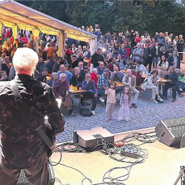 Freude im Bauch - Ein Highlight der ibw Jazz Night 2024: Larissa Baumann und Band zogen den Sternenplatz in ihren Bann. Bild: Stefan Sprenger