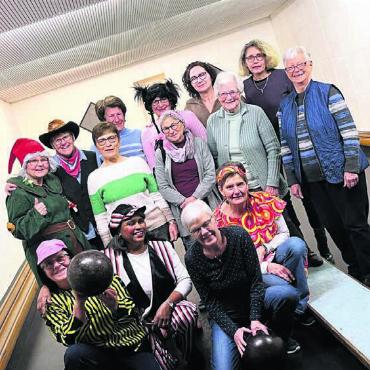 Gut gelaunt beim Kegeln - Die Niederwiler Turnerinnen tauschten für einen Abend die Halle mit der Kegelbahn und feierten ihre eigene Fasnacht. Bild: zg