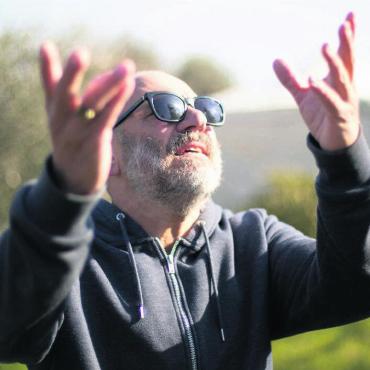 Der verhängnisvolle März - Als Regisseur blüht Cihan Inan auf. Auch seine eigene Geschichte wäre ein Blockbuster. Bild: Matthias Günter