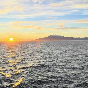 Tage, die niemals enden - Kurz vor Mitternacht am 6. Juli in Island. Jolanda Müller aus Bünzen hat dieses Foto auf einer Kreuzfahrt rund um Island gemacht. «Im Hintergrund sieht man den Vulkan Snaefellsjökull, der 1446 Meter hoch ist.»