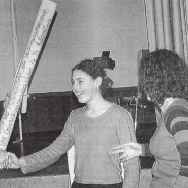 Premiere mit Vorbildcharakter - Gemeindeammann Walter Dubler nimmt aus den Händen der Jugendlichen die Petition entgegen. Bild: Archiv