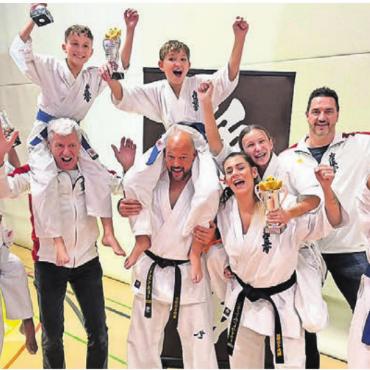Halbes Dutzend Medaillen - Die Delegation des Karate Clubs Anglikon am Kolibricup. Bild: zg