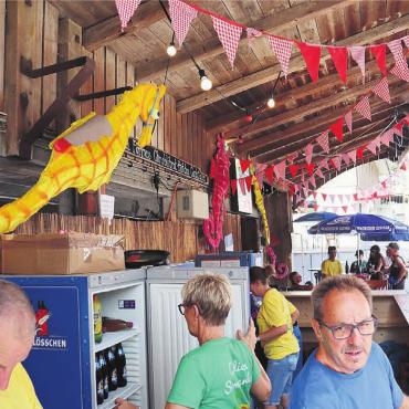 Festfreude schweisst zusammen - Bereits am Nachmittag war die «Oldies-Bar» gut gefüllt. Bei sommerlichem Wetter war ein kühles Getränk ideal.