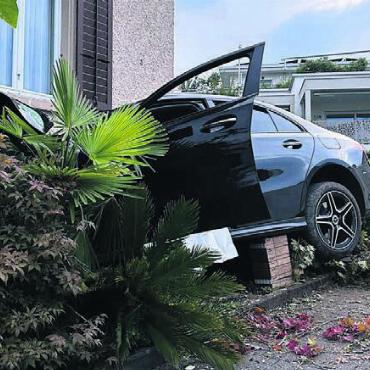 Zwei Tote am Bankweg - Zwei junge Menschen sterben beim heftigen Crash. Bilder: pz