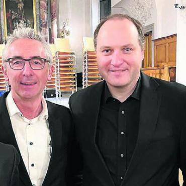 Schlittenfahrt durch die Alpen - Alle vier sind glücklich (v. l.): Urs Koepfli, Präsident Musikgesellschaft Villmergen, Markus Konrad, Präsident Musikverein Wohlen, Markus Steimen, Dirigent Musikverein Wohlen, Peter Werlen, Dirigent Musikgesellschaft Villmergen.