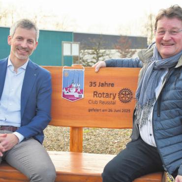 Gemeinsam ganz viel bewirken - Der richtige Platz für zwei Präsidenten, die Holzbank zum 35-Jahr-Jubiläum des Rotary Clubs Reusstal im Kanti-Areal: Matthias Angst (links, Rotary Club Reusstal) und Max Knoblauch (Rotary Club Freiamt). Bild: Daniel Marti
