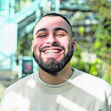 Chaotische Talkshow mit Jeremy Chavez - Jeremy Chavez empfängt seinen Gast Luuk im Sternensaal. Bild: pd