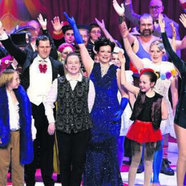 Zirkuszauber zwischen Arien - Das Operettenensemble. Bild: awa