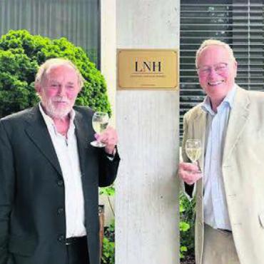 Meilensteine des Wandels - Vereinspräsident Kurt Notter (rechts) und Direktor Urs Bosisio stossen auf die LNH-Zertifizierung an.