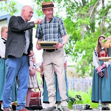 Lebendiges Zeichen des Friedens - Der Bürgermeister von Lermoos Stefan Lagg (links) mit Vizeammann Thomas Burkard bei der Übergabe der Geschenke. Bilder: gk