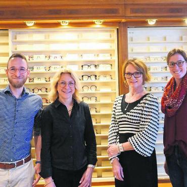 Zwei brillante Fachgeschäfte im selben Haus - Dieses Viererteam ergänzt sich (v. l.): Fabian Wegmann, Jasmin Mach, Daniela Hubschmid, Livia Crescionini. Bild: rts