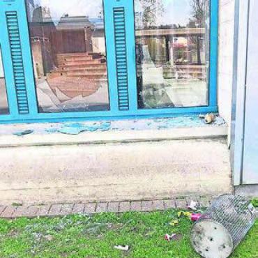 Vandalen wüten im Junkholz - Bereits über Ostern 2023 wüteten Vandalen auf den Schularealen. Bild: Archiv