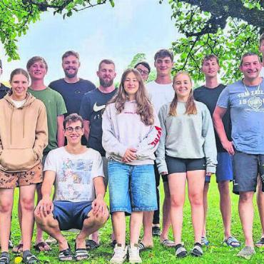 Unterstützung mit Hand und Herz - Vereint auf einem Bild: Alle Lernenden und die drei Lehrlingsbetreuer. Bilder: zg