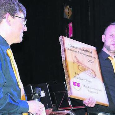 Furioser Start in die Sommerzeit - Thomas Häusermann (rechts) wurde durch den Präsidenten Stefan Martin zum Ehrenmitglied ernannt. Bild: tre