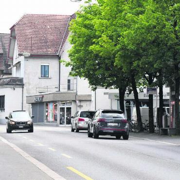 Südumfahrung in weiter Ferne - Verkehrszählung infrage gestellt: Auf der Zentralstrasse, Höhe Manor, hat die Frequenz scheinbar abgenommen. Es gibt aktuell weniger Verkehr als im Jahr 2002 – obwohl in dieser Zeitspanne ein deutliches Bevölkerungswachstum zu verzeichnen war. Bild: Daniel Marti