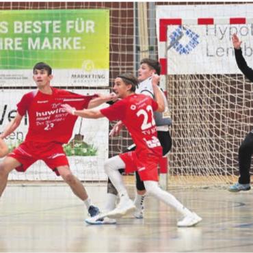 Spielt Muri ohne Goalie? - Der TV Muri (in Rot) mit Ivo Rütimann (rechts) im Tor. Gegen die Mythen-Shooters könnten die Freiämter vermehrt auf einen Goalie verzichten. Bild: tvm