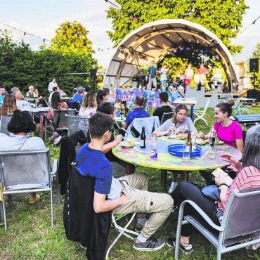 Neuer Platz und Sommerpause - Die Übersehbar hat sich während der Sommerwochen etabliert als ungezwungener Treffpunkt mit kulturellen Leckerbissen. Daran soll sich auch am neuen Standort nichts ändern. Bild: zg